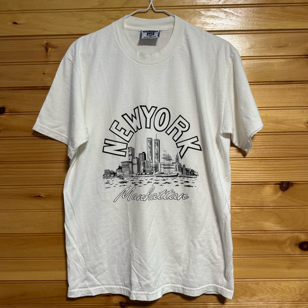 Lee White Short Sleeve Tee with New York Manhattan Graphic Tee Medium
